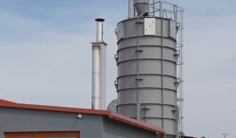 silo na piliny a štěpku s vyhrnovací frézou pilin. Zásobník pilin před kotelnou.