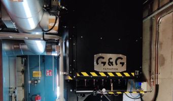 filtr uvnitř kotelny na biomasu, vysokoteplotní filtrace spalin, svíčkový filtr s keramickým filtračním médiem